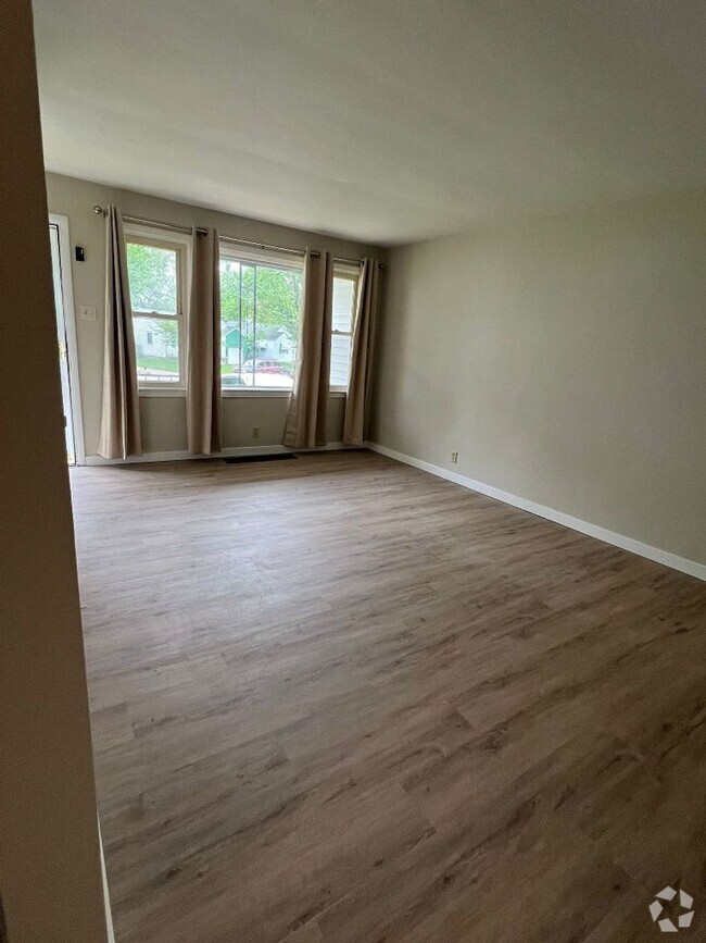 Building Photo - Spacious and Freshly Remodeled in Ritenour...