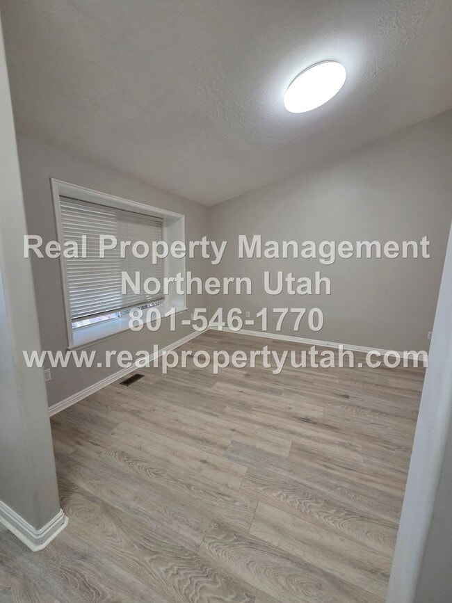 Building Photo - Updated 5 Bed 5 Bath Layton House Available!