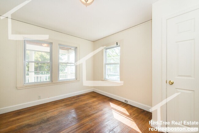 Building Photo - 9/1 Spacious Oak Square 4BR/2BA w/free laundry, parking, deck!