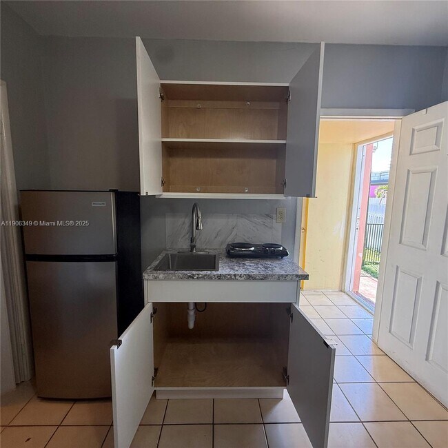 Building Photo - 275 W 16th St