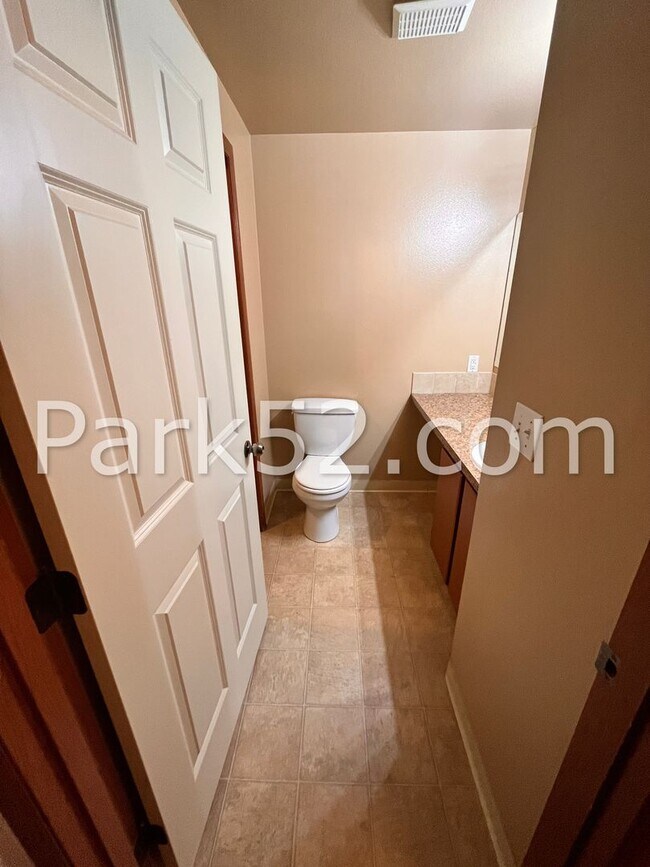 Building Photo - Puyallup Area 2 Bedroom 2nd Floor Apartment