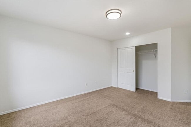 Building Photo - A Beautiful Picture Perfect Home with 4 Be...