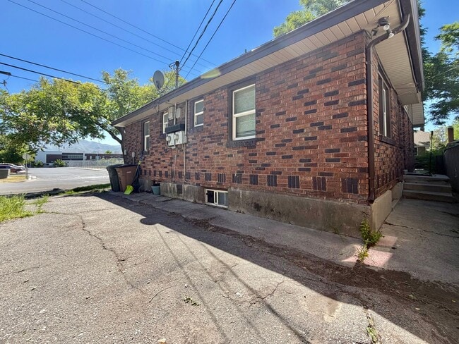 Building Photo - 181 Yale Ave S