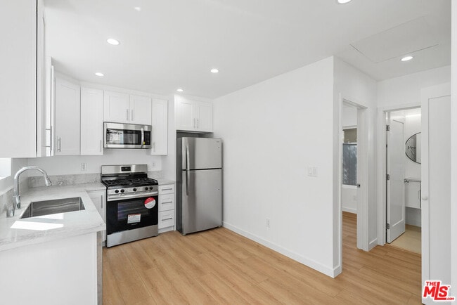 Building Photo - 7823 Kenyon Ave