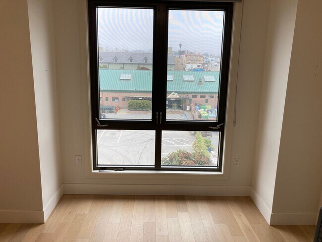 Building Photo - Back on the market! Modern 2 bedroom 2 bath condo blocks from the beach w/parking and washer/drye...