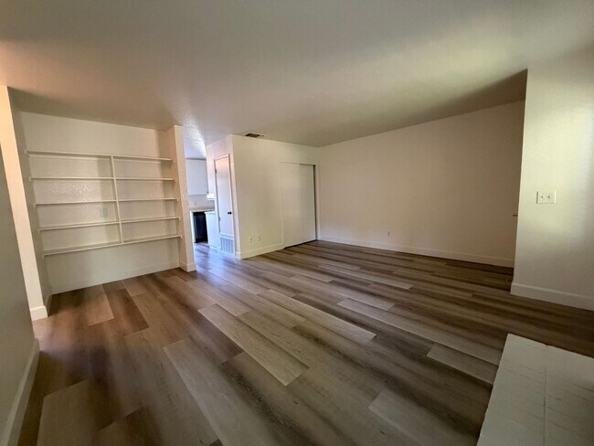 Building Photo - Beautiful 2 bedroom 1 bath Available today! Apply today!