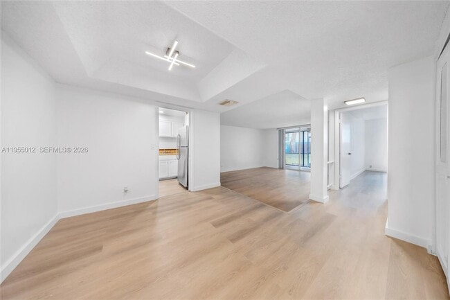 Building Photo - 3650 Inverrary Dr