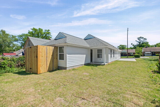 Building Photo - 1061 N Avalon St