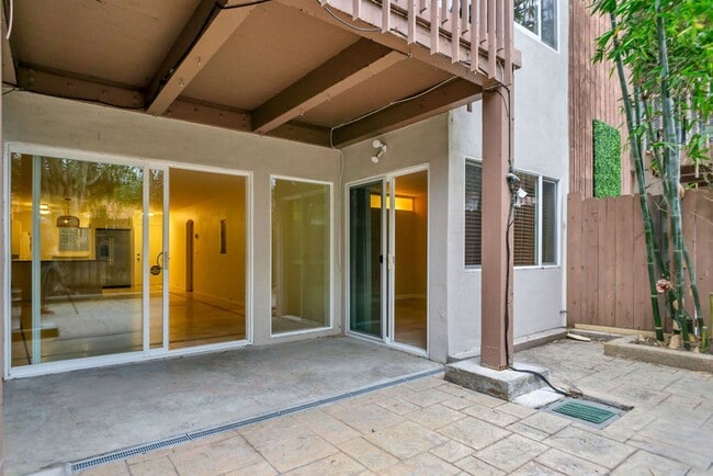 Building Photo - 2600 Torrey Pines Rd