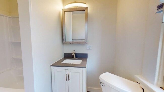 Building Photo - 4 BEDROOMS and 2 FULL BATHS House Availabl...