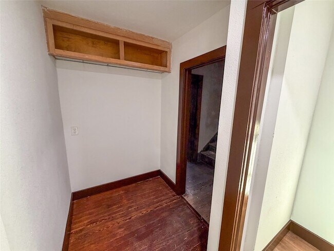 Building Photo - 107 E Stone St