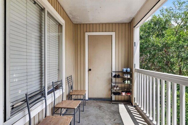 Building Photo - 4000 SW 23rd St