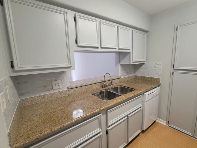 Building Photo - Ground Floor - 1 bedroom 1 bath - Near UTM...