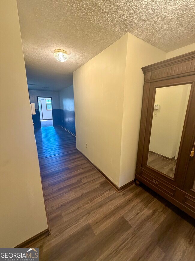 Building Photo - 131 Foxwood Cir