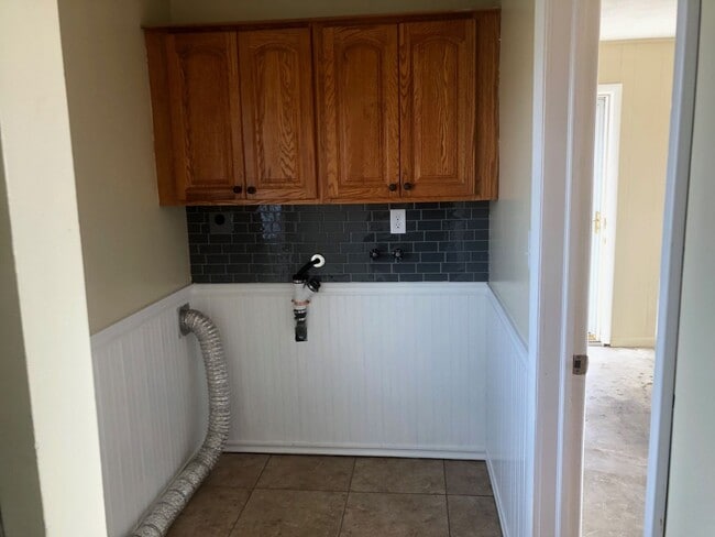 Building Photo - Beautiful 3BR home rural Bloomington with large lot. Recently refurbished and modernized