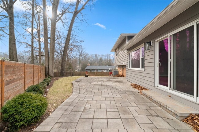 Building Photo - "Spacious 5-Bed split level Gem with Finished Basement & Fireplace on Brompton St, West Springfie...