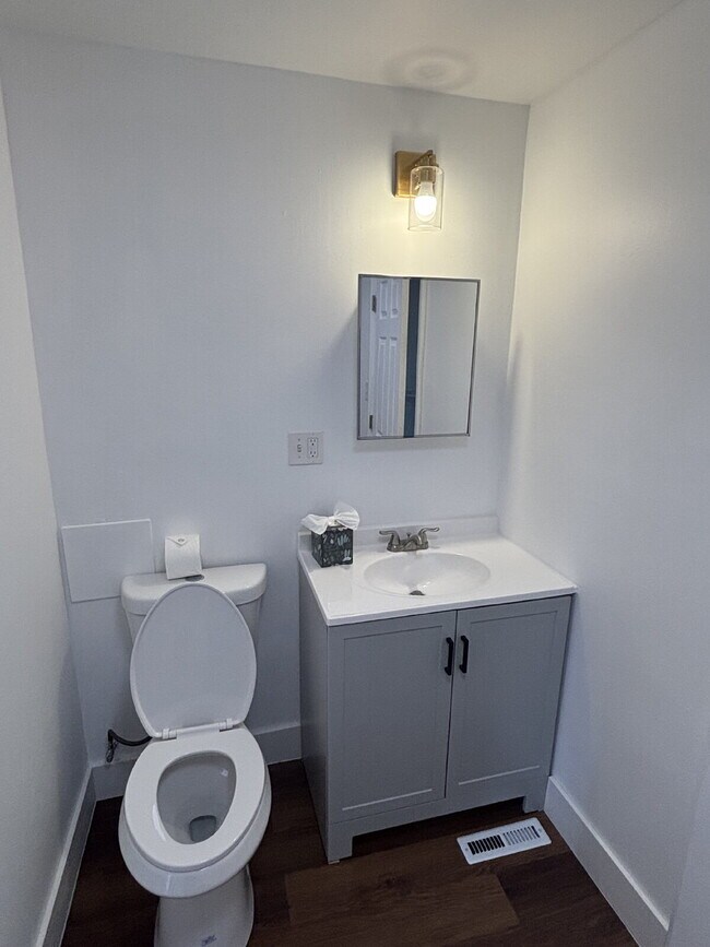 Building Photo - Spacious 4-Bedroom Apartment in Nashua, NH - Don't Miss Out!
