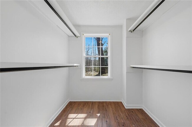 Building Photo - 1460 Hillcrest Dr