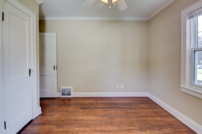 Building Photo - Beautifully Remodeled 2 Bedroom Home