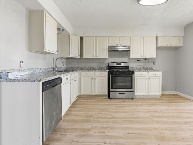 Building Photo - 1114 W 11th St