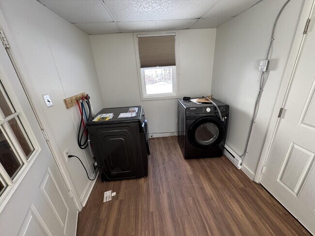 Building Photo - "Charming 3-Bed Home with Full Bath in Serene Spring Glen!"