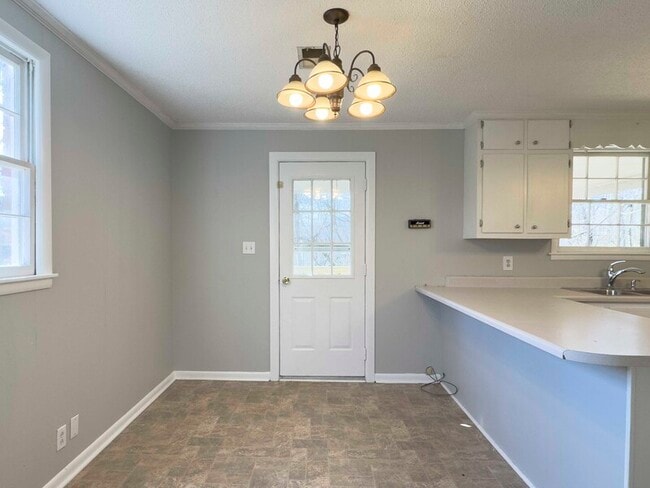 Building Photo - 328 Dunbar Cave Rd