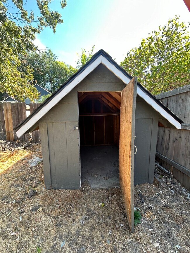 Building Photo - 3850 N Collister Dr