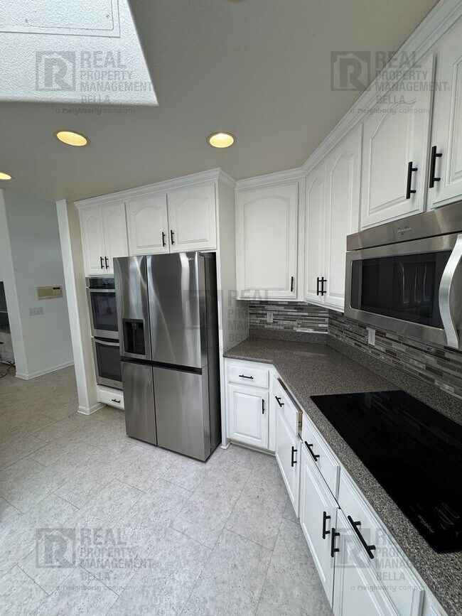 Building Photo - $750 MOVE-IN SPECIAL DISCOUNT AVAILABLE! Luxury Living Awaits: Stunning 4-Bedroom Cul-de-Sac Retr...