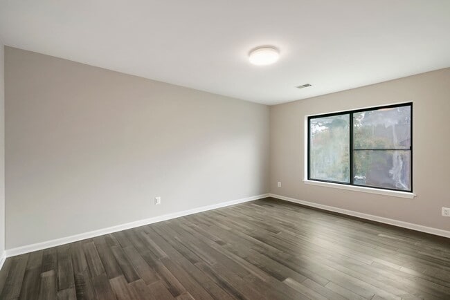 Building Photo - 2815 Lee Oaks Ct