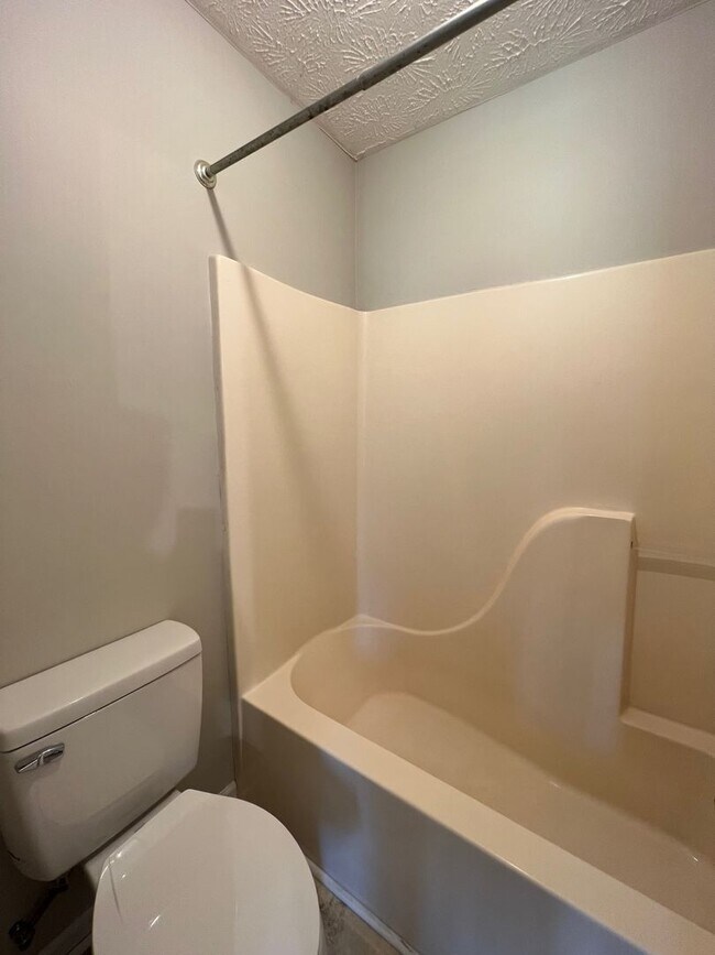 Building Photo - Lovely 3 Bed 2 Bath Raeford Home