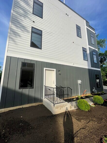 Building Photo - 7519 Ridge Ave