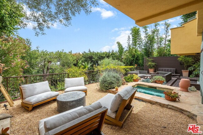 Building Photo - 4370 Hillview Dr