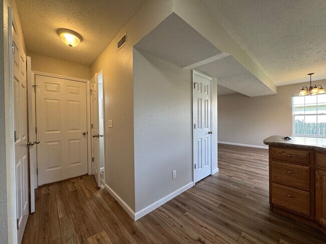 Building Photo - 3 bedroom, 2.5 bathroom duplex located clo...