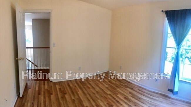 Building Photo - 3335 Woodside Ct