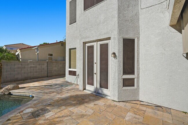 Building Photo - 1425 W Commerce Ave