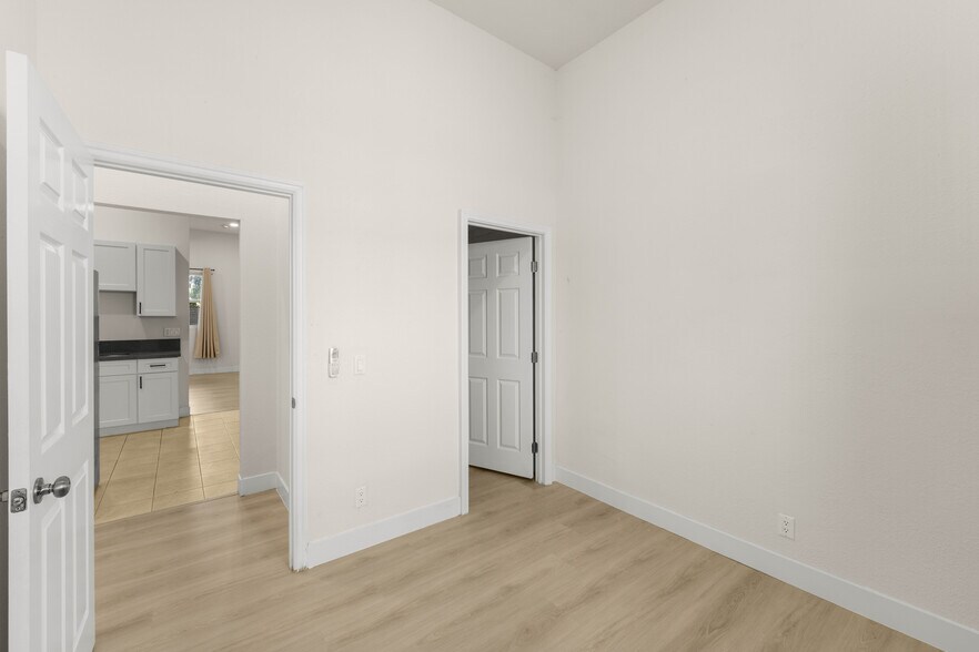 Building Photo - 1331-1333 S Park Ave