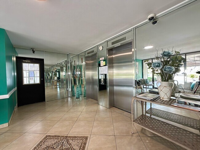 Building Photo - 3100 N Palm Aire Dr