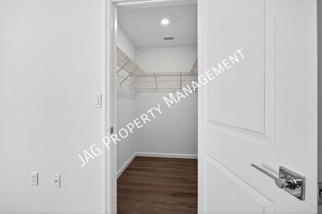 Building Photo - 1401 Degroodt Rd SW