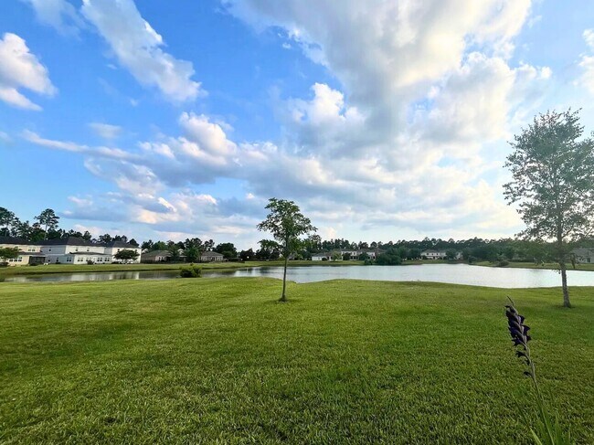 Building Photo - 4/2 with Community Amenities