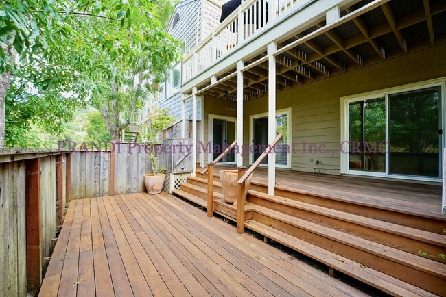 Building Photo - Modern Ground Floor Condo with 2 Car Garage!