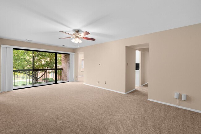 Building Photo - 2 Bed 1 Bath - Georgetown Village Condo - ...