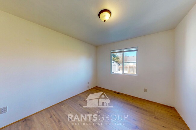 Building Photo - Easy commute to JBLM! Close to Shopping & ...