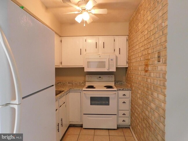 Building Photo - 221 E Fairfax St