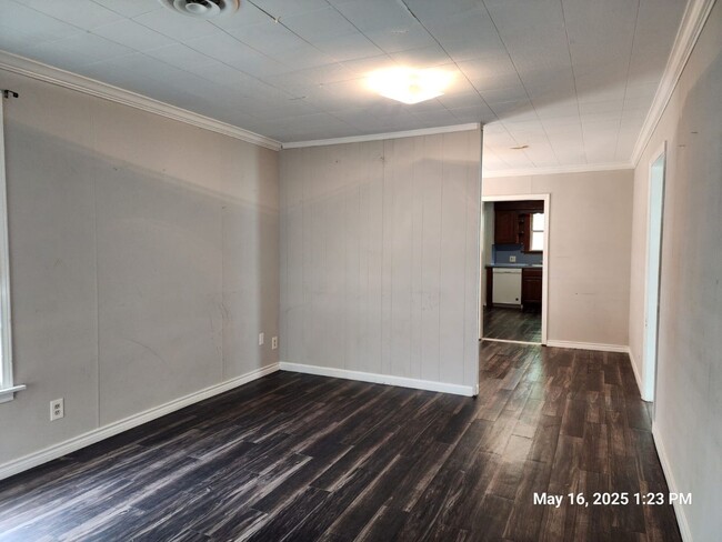 Building Photo - Cute and Cozy Home!