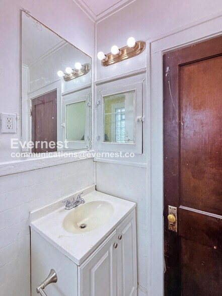 Building Photo - 9351 Woodside St