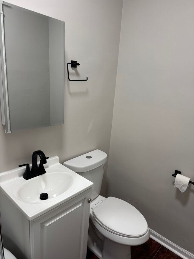 Building Photo - 4363 N Kenmore Ave