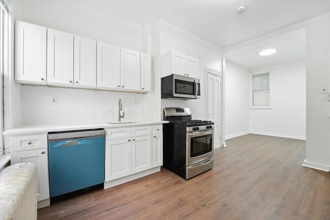 Primary Photo - 122 Hutton St