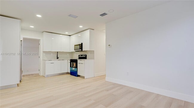 Building Photo - 3331 NW 8th Pl