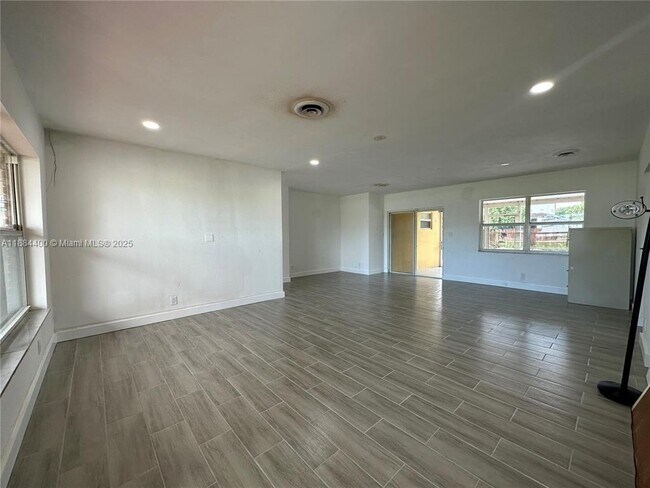 Building Photo - 912 NE 9th Ct