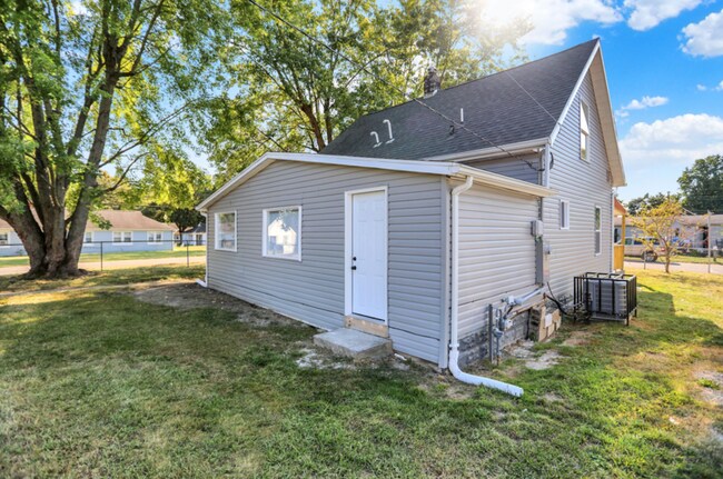 Building Photo - 2212 S Delawanda Ave